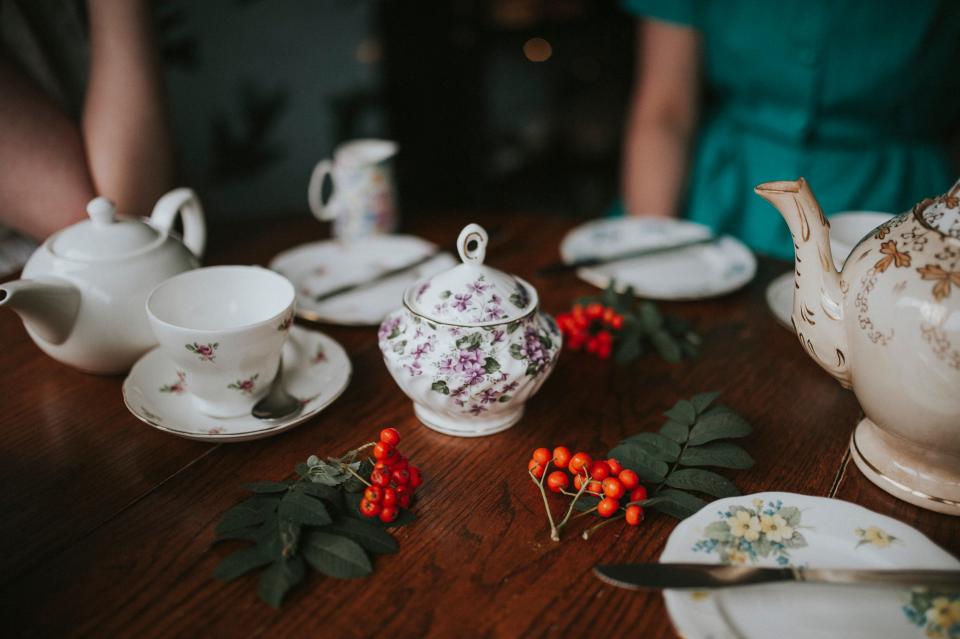 欧式瓷器茶席与茶点摆设